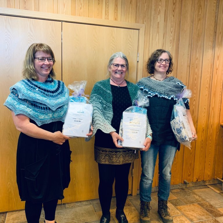 Verðlaunahafar í samkeppninni um sjávarsjölin 2019.

1. sæti: Dóra Lindal Hjartardóttir fyrir ,,Hafið” (í miðjunni). 
2. sæti: Maja Siska fyrir ,,Gárur” (hægri)
3. sæti: Ingibjörg Sveinsdóttir fyrir ,,Fegurð Hafsíns