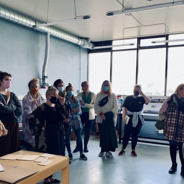 On September 1, 2021 students from the Reykjavík School of Visual Art (Myndlistaskólinn í Reykjavík) came to take a closer look at the TextileLab and Ós Residency. 

The Reykjavík School of Visual Arts is a non-profit organisation, operated by artists and designers. The school has accreditation from the Directorate of Education as a private secondary school, and teaches a variety of courses including drawing, colour theory, painting, illustration and comic art, ceramics, textiles, photography and computer courses. Picture: Textile Center.