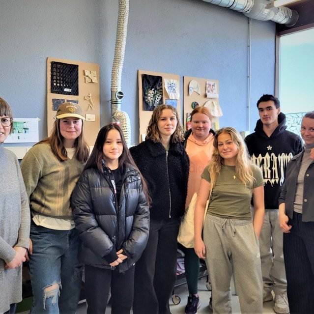 Nemendur á textíllínu listnáms- og hönnunarbrautar VMA með kennaranum sínum, Borghildi Ínu Sölvadóttur.