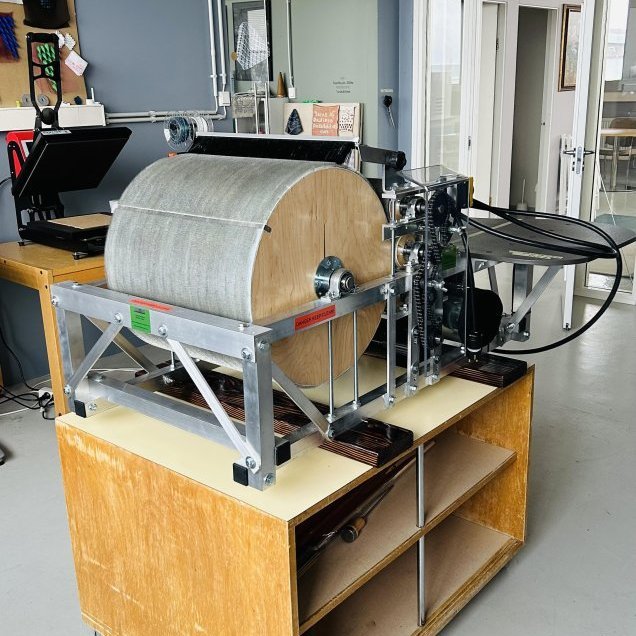 Kembivél // Carding machine in the TextileLab.