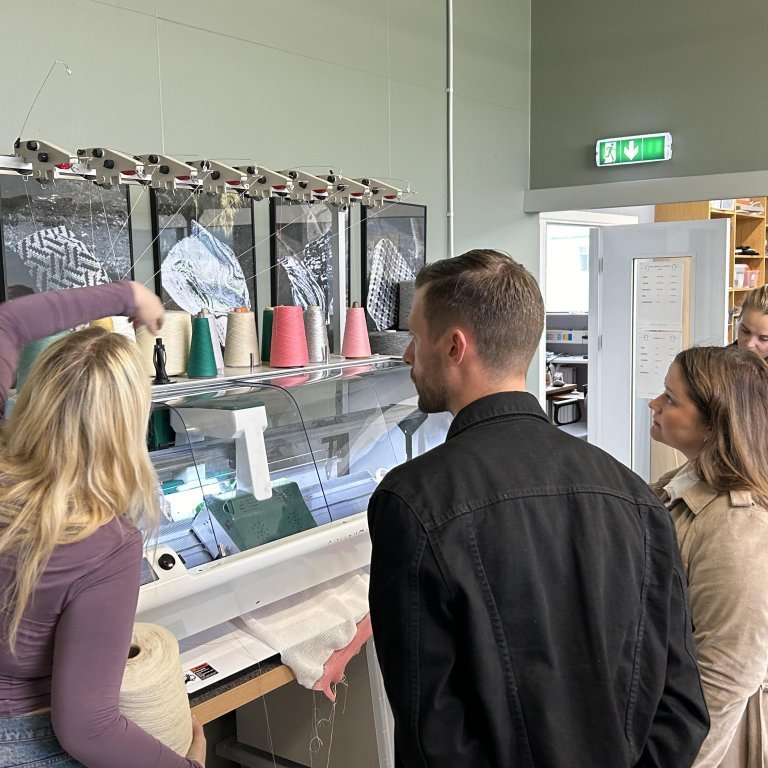 EIMUR starfsmenn í heimsókn í Textíllab. Staff from EIMUR visiting the TextileLab. https://www.eimur.is/