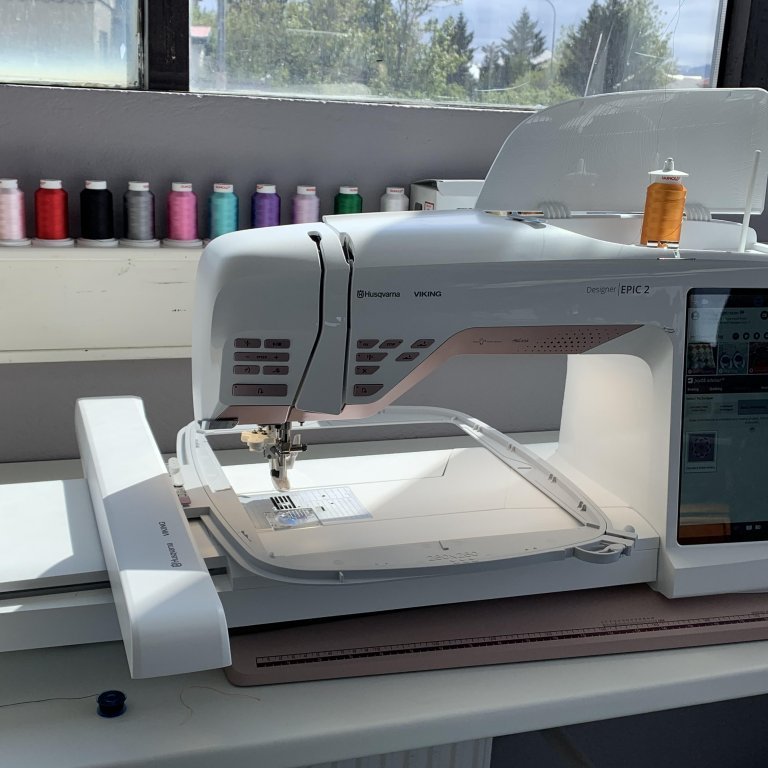 Í TextílLab er útsaumsvél sem nýtist í ýmsar tilraunir og nýsköpun í vinnslu á textíl og útsaumi. Útsaumur sem handverk er mjög tímafrek vinna og hamlar þannig ákveðinni framþróun. Möguleikarnir verða því óendanlegir með útsaumsvélinni sem sparar tíma og handavinnu. Hægt er að sauma út marglita mynd en þar sem vélin er einnar nálar þarf að skipta um liti handvirkt. Hægt er að vinna efnisprufur út frá áferð, mynstrum eða myndum og svo má áfram telja. Hægt er að vinna með margar stærðir og gerð af útsaumshringjanna (hoops) fer eftir því hvað verkefnið er stór. 

The Textile Lab is equipped with a Husqvarna VIKING DESIGNER EPIC™ 2 digital embroidery machine. It is ideal for experimenting with various embroidery techniques and fabrics. Útsaumsvél : Husqvarna VIKING (DESIGNER EPIC2)