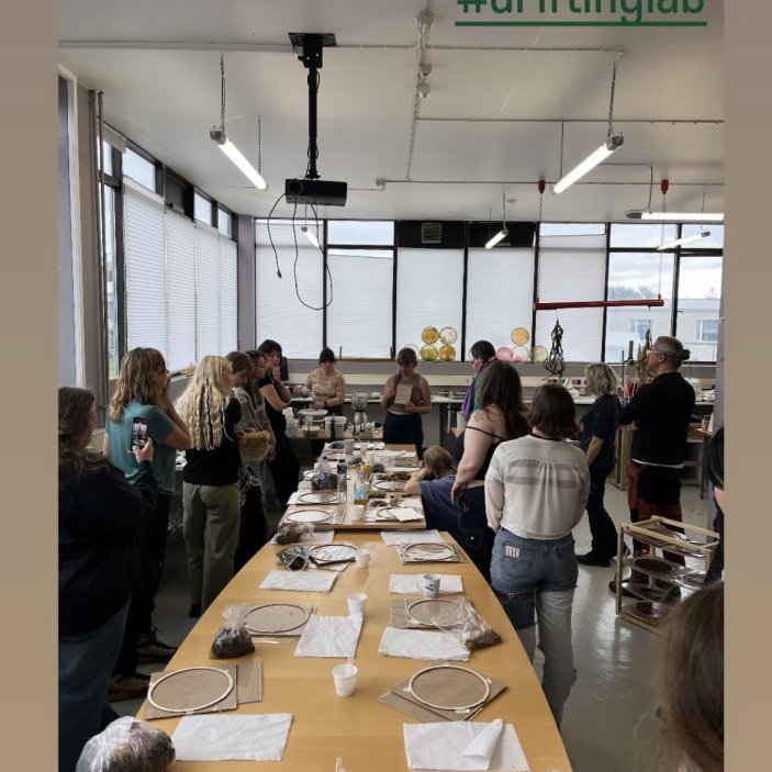 Námskeiðið byrjaði á vettvangsferð, smökkun á þara og síðan verkleg kennsla um þara sem hráefni og litarefni. // Seaweed-focused workshop with Alberte Bojesen and Tuija Hansen, July 23, 2025. Ljósmynd: Textile Center