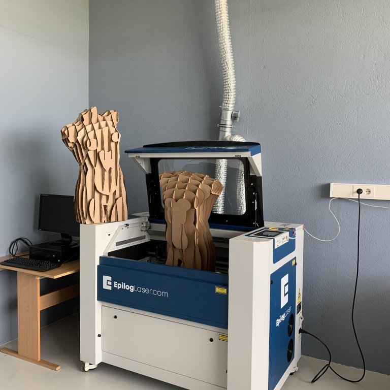 Laserskeri : EPILOG FUSION PRO. Í TextílLabinu er Leiserskeri og í honum er auðvelt að færa tölvuteikningar í nákvæman skurð á ýmsum efnum, fyrir frumgerðir eða lokaútkomur. Laserskerinn er notaður til þess að brennimerkja í efni (e.raster eða engrave) eða skera í gegnum það (e.vector). Algeng efni til þess að nota í leiserskeran eru: pappír, bylgjupappír, krossviður, plexígler, leður og margar tegundir af textíl. 
Stærð flatar: 500 x 800mm

Laser Cutter in the Textile Lab. Picture: Textile Center