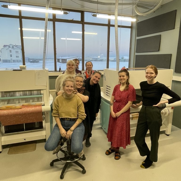 Nemendur Myndlistaskólans í heimsókn.  Students from the Reykjavík School of Visual Arts working in the TextileLab in December 2021. Image: Textile Center