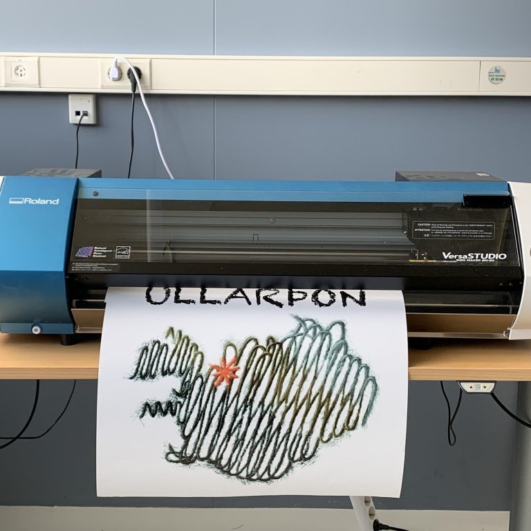 Roland STUDIO BN-20 Vinyl printer. Vínylskerinn er eitt fjölhæfasta verkfærið í TextílLab. Með honum er hægt að skera út og/eða prenta á vínylfilmur sem svo er hægt að pressa á textíl eða önnur efni. Einnig er hægt að skera út sveigjanlegar rafrásir úr koparfilmur með prentaranum sem hægt er að fella inn í t.d. fatnað og þannig búa til snjallvirkan textíl. Prentarann er einnig hægt að nota til þess að skera út munstur á vínyilfilmur sem hægt er að festa á silkiþrykkramma með auðveldum hætti.