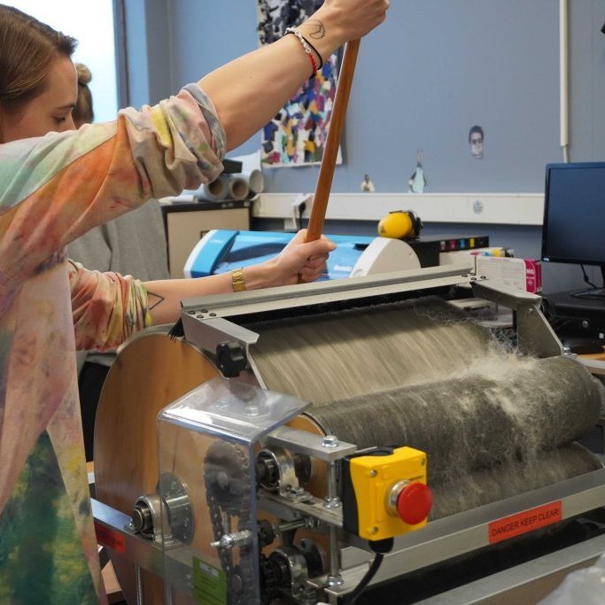 Kembivél // Carding machine in the TextileLab.