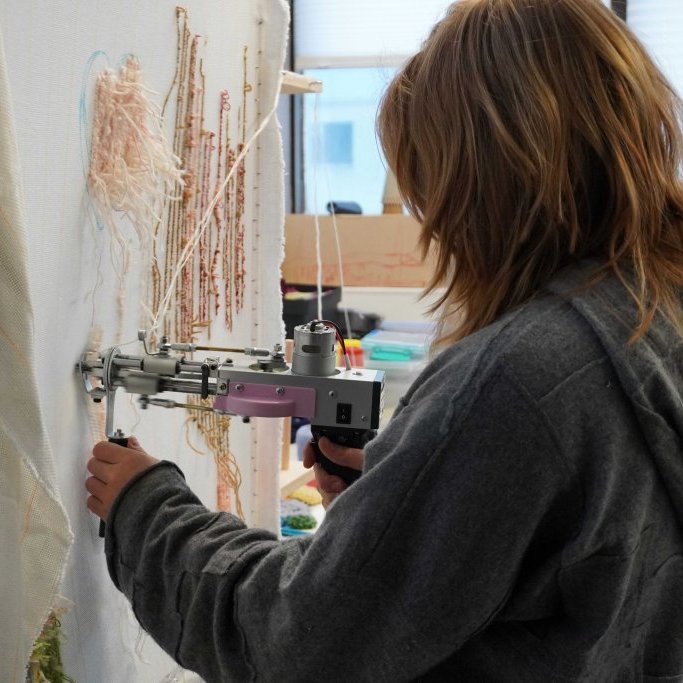 Það eru 9 flosbyssur í Textíllabinu. There are 9 tufting guns available in the TextileLab.