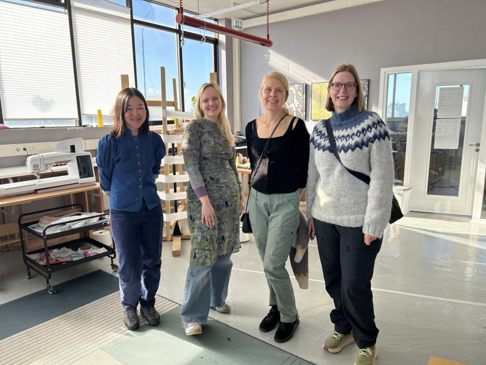 Heidi Barman-Geust og Ulrika Dahlberg (til hægri); umsjónarmaður Textíllabsins, Guðbjörg Thora Stefá…