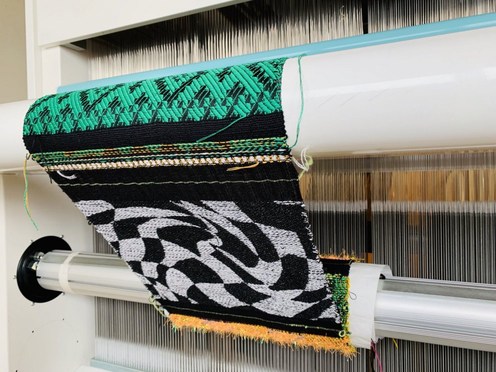 Sýnishorn af bekkábreiðu frá 1932 ofinn á nýjan hátt í TC2. Hér má sjá hvernig upphaflega kaflamunst…