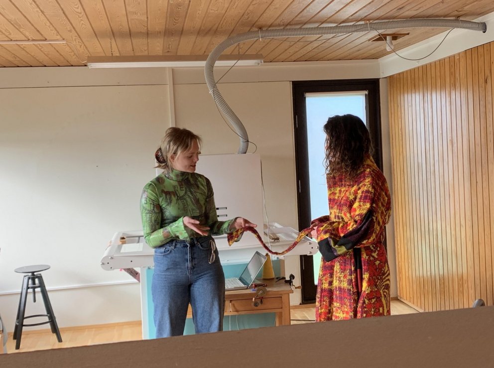 Guðbjörg Þ. Stefánsdóttir og Þórdís Kolbrún R. Gylfadóttir í Textílmiðstöð þann 14.9.2020. 
Mynd: T…