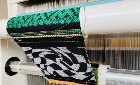 Sýnishorn af bekkábreiðu frá 1932 ofinn á nýjan hátt í TC2. Hér má sjá hvernig upphaflega kaflamunst…