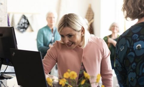 Lilja Dögg Alfreðsdóttir opnar hér gagnagrunn í vefnaði þann 25.6.2020. Mynd: Katrín Ólafsdóttir.