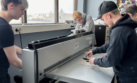 Frá heimsókn nemenda í Textílmiðstöðina.